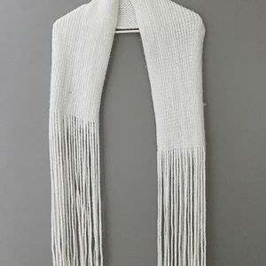 Reaction Kenneth cole knit scarf
Ivory knit scarf with long tassels